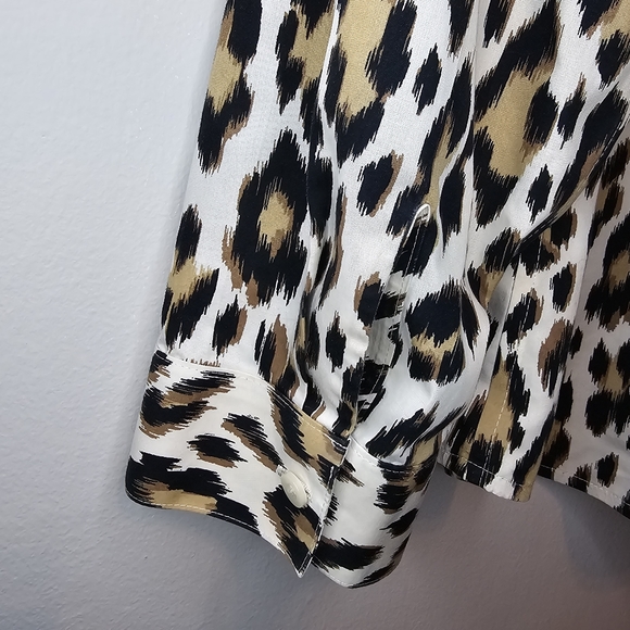 Chico's Women's Animal Print Long Sleeve V-Neck Button Up Top Size Large 16 / 18 - Picture 10 of 13